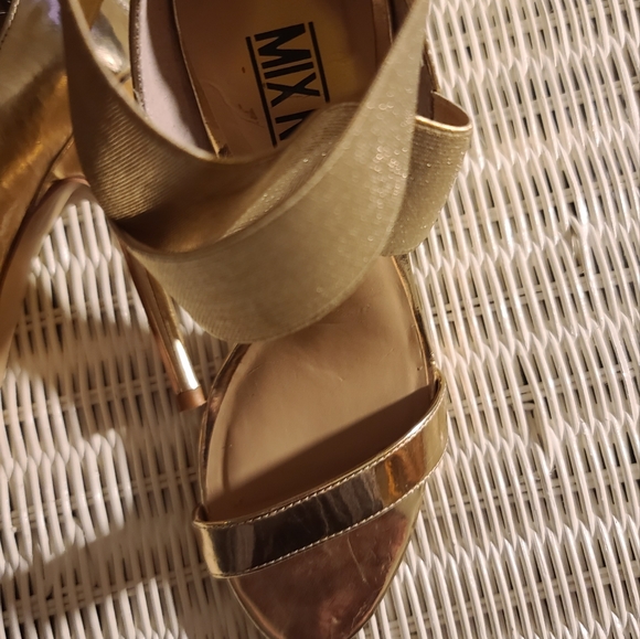 BEAUTIFUL  METALLIC  GOLD HEELS - Picture 14 of 16
